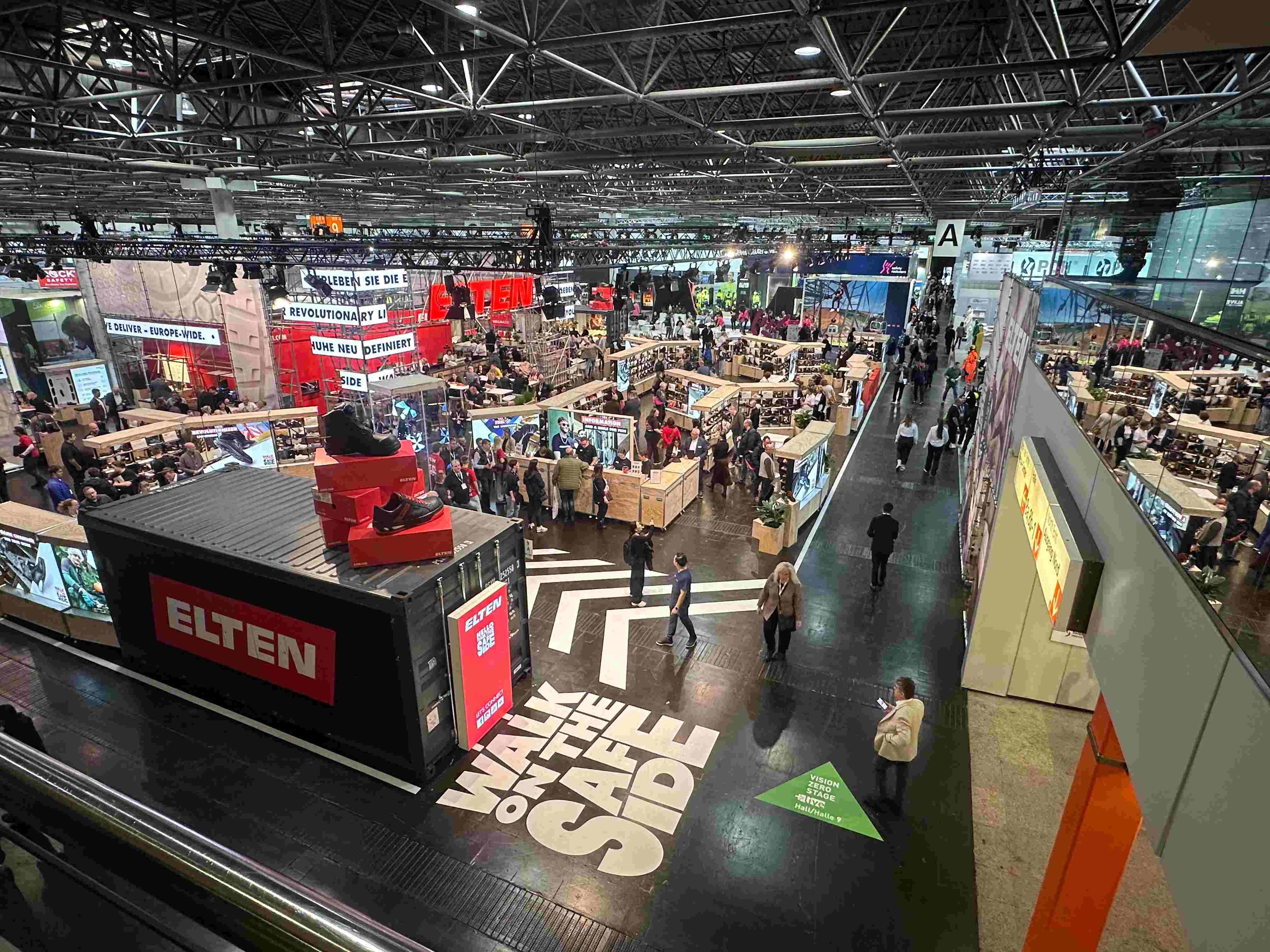 SenJoy presenta prendas refrescantes innovadoras en la feria internacional A+A de Alemania.