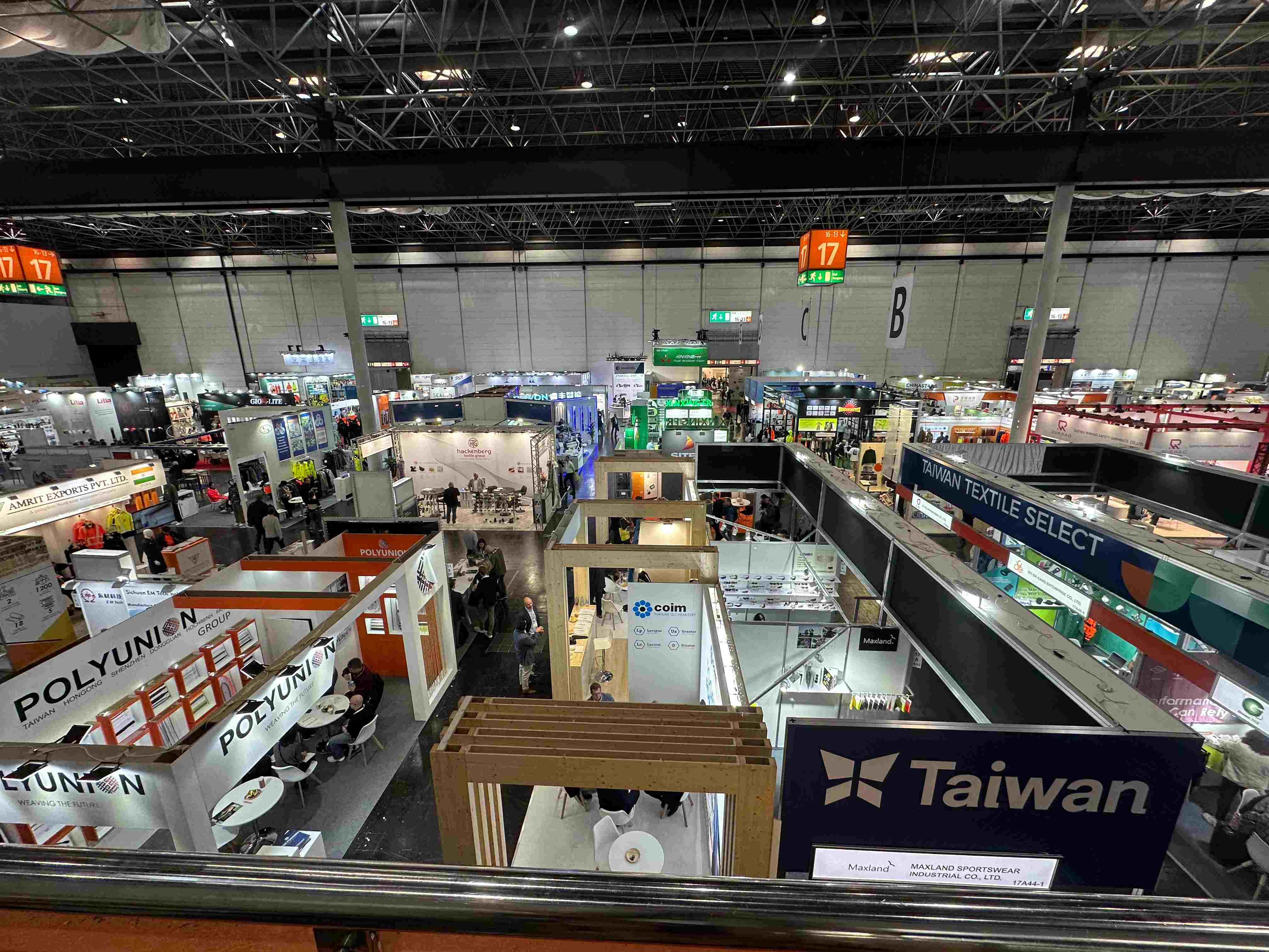 SenJoy presenta prendas refrescantes innovadoras en la feria internacional A+A de Alemania.